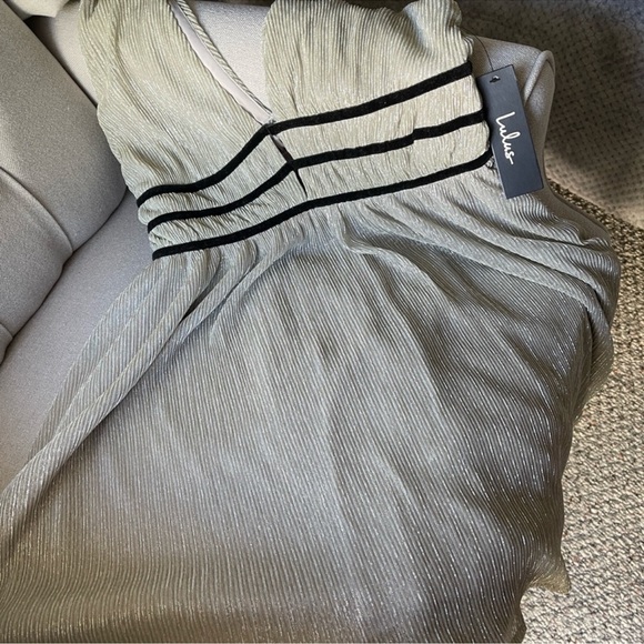 Lulu’s Stunning Silver Metallic Mini Dress - Size M - NWT - Picture 7 of 11